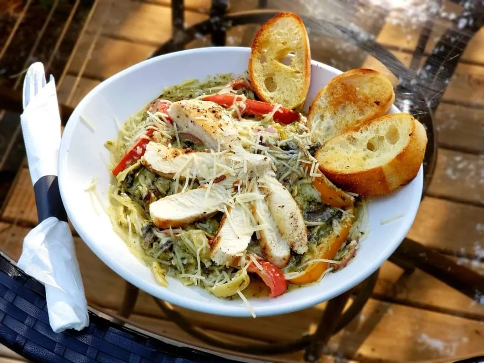 Pesto chicken pasta with grilled baguette